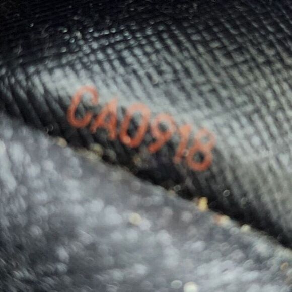 Louis Vuitton LV Black Epi Keyholder - Picture 3 of 10